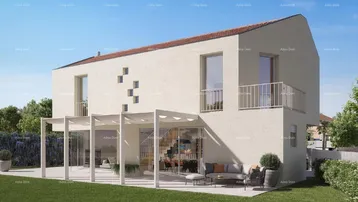 Moderne Villa mit großer Terrasse, Pergola und gepflegtem Rasen, ideal für Entspannung im Freien.