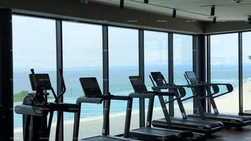 Modernes Fitnessstudio mit Meerblick und hochwertigen Trainingsgeräten für ein umfassendes Workout.