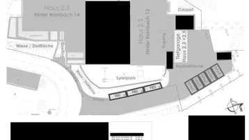 Übersichtsplan des Grundstücks mit Gebäuden, Tiefgarage, Carport, Parkplätzen und Spielplatz.