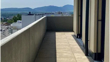 Geräumiger Balkon mit Fliesenboden und Betonbrüstung, bietet einen schönen Bergblick.