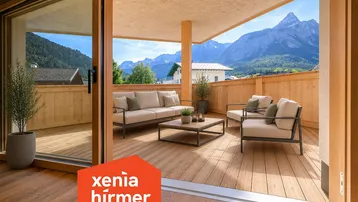 Möblierte Terrasse mit Holzboden und atemberaubendem Bergblick, ideal zum Entspannen.