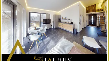 Moderner offener Wohn-Essbereich mit integrierter Küche, stilvoller Beleuchtung und Zugang zum Balkon.