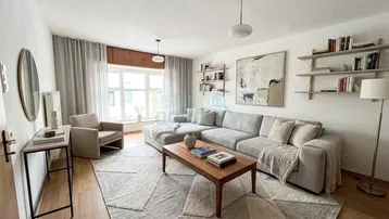 Helles Wohnzimmer mit modernem Ecksofa, Teppich und Holzfußboden, ideal zum Entspannen.