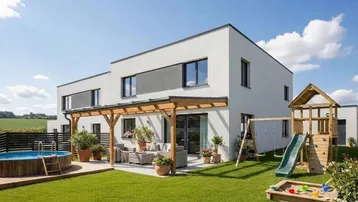 Großer Garten mit Terrasse, Pool und Kinderspielplatz hinter einem modernen Einfamilienhaus.