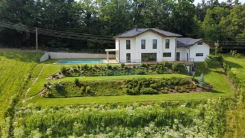 Moderne Villa mit großem Garten, Swimmingpool und weitem Blick ins Grüne.