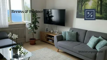 Helles Wohnzimmer mit modernem Sofa, Fernseher und einem Fenster, das einen weiten Blick ins Grüne bietet.