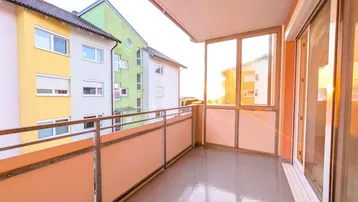 Balkon mit Blick auf die umliegenden Gebäude und viel Tageslicht.