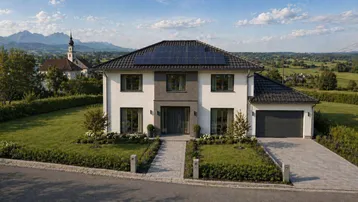 Modernes Einfamilienhaus mit Photovoltaikanlage, Garage und gepflegtem Vorgarten vor Bergkulisse.