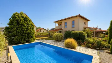 Sonniges Grundstück mit privatem Pool und gepflegtem Gartenbereich, ideal für Entspannung im Freien.