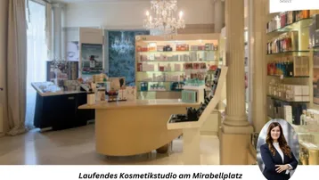 Helles Kosmetikstudio mit elegantem Kronleuchter, Verkaufsregalen und einem zentralen Tresen.