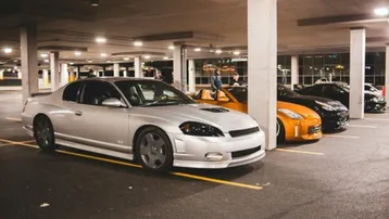 Tiefgarage mit mehreren geparkten Autos und gedämpfter Beleuchtung, die eine funktionale Parklösung bietet.