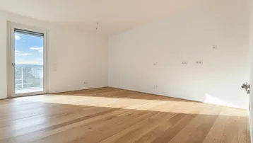 Helles Schlafzimmer mit Holzboden und Fenster mit weitem Ausblick.