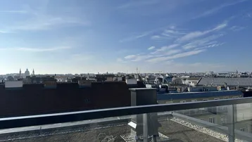 Geräumige Dachterrasse mit weitem Blick über die Stadt und die umliegenden Dächer.