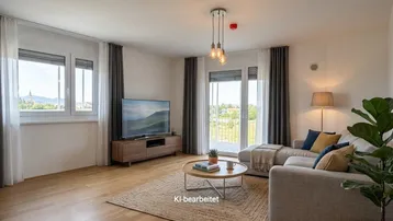 Helles, KI-bearbeitetes Wohnzimmer mit modernem Sofa, Fernseher und Zugang zum Balkon mit Weitblick.