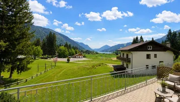 Terrasse mit atemberaubendem Blick auf den See und die umliegende Berglandschaft, perfekt zum Entspannen.