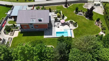Weitläufiges Anwesen mit Einfamilienhaus, großem Garten, Pool und Photovoltaikanlage auf dem Dach.