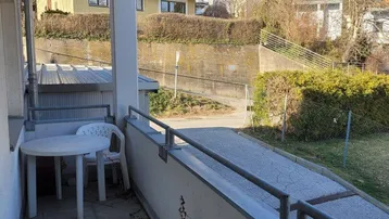 Gemütlicher Balkon mit Bergblick und einfacher Bestuhlung, ideal für entspannte Stunden im Freien.