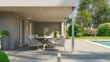 Überdachte Terrasse mit modernen Gartenmöbeln, direkt am Pool und umgeben von Grünflächen.