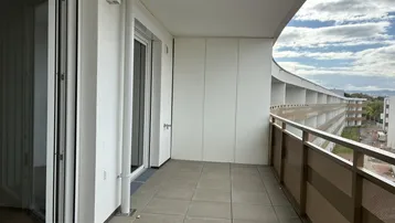 Geräumiger Balkon mit Fliesenboden und moderner Brüstung, bietet einen weiten Blick auf die Umgebung.