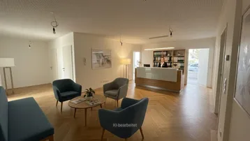 Heller Empfangsbereich mit modernem Tresen, Sitzgelegenheiten und Holzparkettboden in Fischgrätmuster.