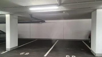 Tiefgaragenstellplätze 68 und 69 in einer hell beleuchteten, sauberen Tiefgarage.