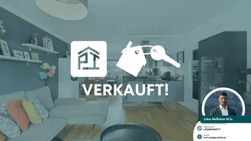 Modern eingerichteter offener Wohn- und Essbereich mit Holzboden und integrierter Küche.