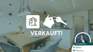 Moderner offener Wohn- und Essbereich mit Holztisch, bequemen Stühlen und integrierter Küche.