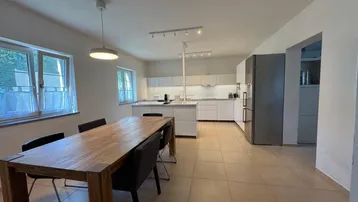 Geräumige offene Küche mit Essbereich, Kochinsel und modernen Geräten.