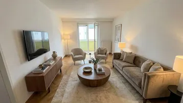 Helles Wohnzimmer mit modernem Mobiliar, Fischgrätparkett und Zugang zum Balkon.