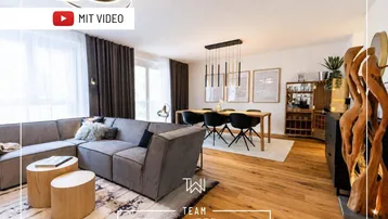 Heller, offener Wohn- und Essbereich mit modernem Design, Holzboden und großen Fenstern.