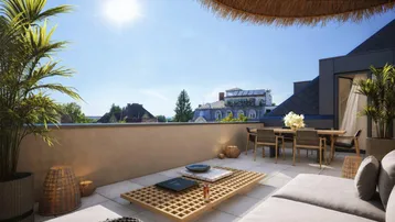 Sonnige Dachterrasse mit modernen Lounge-Möbeln, Esstisch und weitem Blick auf die Umgebung.
