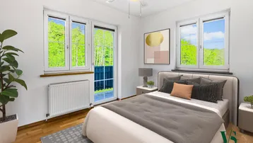 Helles Schlafzimmer mit Doppelbett, Deckenventilator und Zugang zu einem französischen Balkon.
