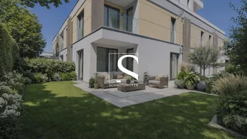 Moderne Wohnanlage mit gepflegtem Garten und möblierter Terrasse unter blauem Himmel.