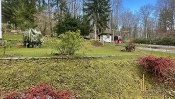 Großer, naturbelassener Garten mit altem Baumbestand und Blick ins Grüne.