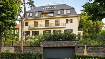 Elegante Villa mit klassischer Architektur, Mansarddach und integrierter Tiefgarage.