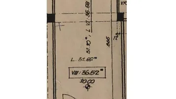 Detaillierter Grundriss eines länglichen Raumes mit angrenzendem Sanitärbereich, gezeichnet im klassischen Stil.