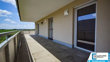 Große, sonnige Terrasse mit Fliesenboden und weitem Blick über die ländliche Landschaft.