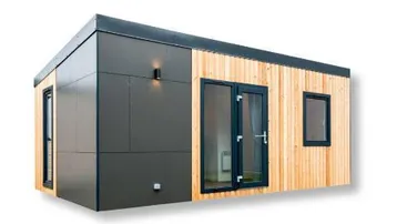 Modernes, kompaktes Gebäude mit einer Kombination aus Holzverkleidung und dunklen Paneelen.