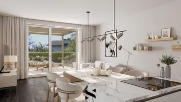 Moderner offener Wohn-Essbereich mit integrierter Küche, dunklem Holzboden und Zugang zur Terrasse.