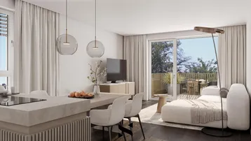 Heller, offener Wohn- und Essbereich mit integrierter Küche, Holzboden und Zugang zum Balkon.