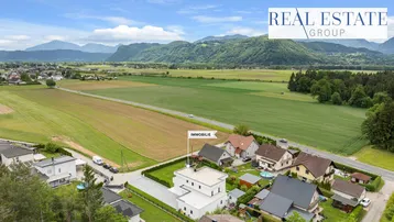 Luftaufnahme der Immobilie in ländlicher Umgebung mit Bergblick und Feldern.
