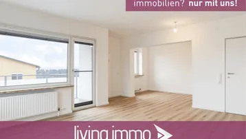 Helles, leeres Zimmer mit modernem Laminatboden und Zugang zu einem Balkon, bereit zur individuellen Gestaltung.