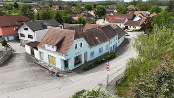 Luftaufnahme des Anwesens in einer ländlichen Umgebung mit umliegenden Häusern und Straßen.