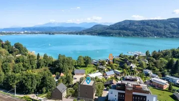 Luftaufnahme der Wohnanlage mit Blick auf den Wörthersee und die umliegende Berglandschaft.