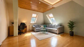 Helles Wohnzimmer mit gemütlichem Sofa, Schreibtisch und Dachfenstern unter einer Holzdecke.