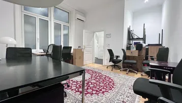 Geräumiges Büro mit mehreren Arbeitsplätzen, Teppichboden und Klimaanlage, bereit zur Nutzung.