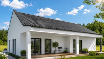 Modernes Einfamilienhaus mit weißer Fassade, dunklem Satteldach und einer Holzterrasse mit Gartenblick.