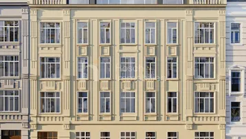 Elegante Fassade eines Neubaus mit klassischer Architektur und modernen Dachgauben