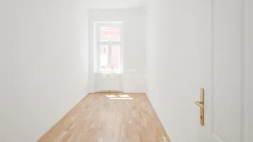 Helles, leeres Zimmer mit Parkettboden und einem Fenster, das viel Tageslicht hereinlässt.