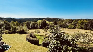 Großer Garten mit Rasenflächen und Hecken, bietet einen weiten Blick auf die grüne Landschaft.